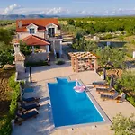Storia Villa *